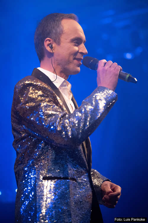 Freier Trauredner, Trauerredner und Kinderwillkommensredner Oliver Metzger aus Markgröningen mit glitzerndem Jackett und Mikrofon in der Hand beim Singen in Schwieberdingen bei Ludwigsburg in der Nähe von Stuttgart. Freie Trauung, Hochzeit, Trauerfeier, Kinderwillkommensfest