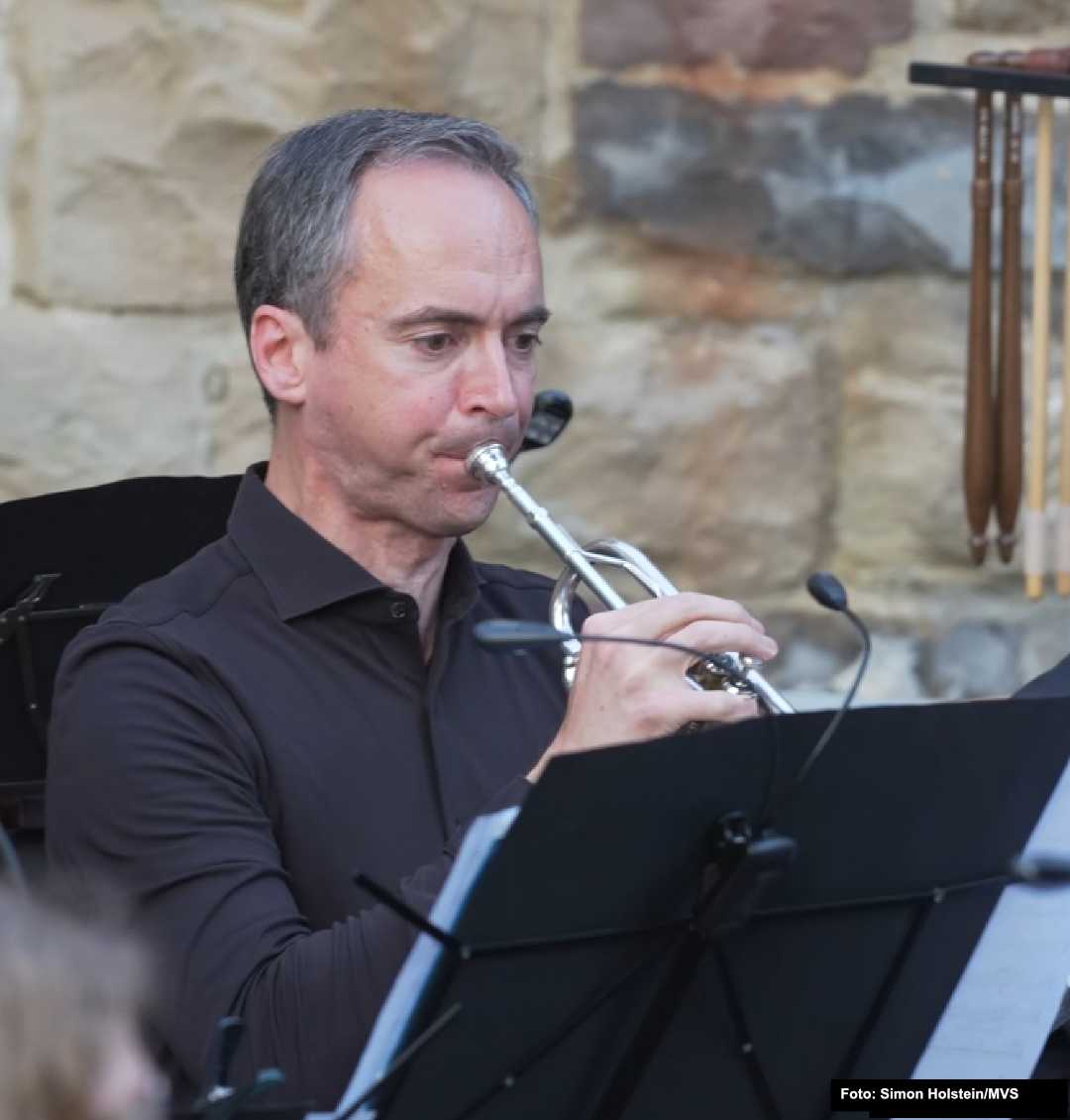 Freier Trauredner, Trauerredner und Kinderwillkommensredner Oliver Metzger spielt Trompete bei einem Open Air-Konzert in Schwieberdingen bei Ludwigsburg. Freie Trauung, Hochzeit, Trauerfeier, Kinderwillkommensfest
